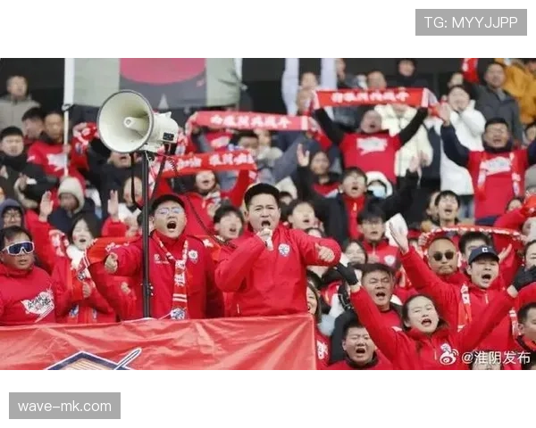 球队粉丝团盛况空前，热情助威新赛季揭幕战引关注