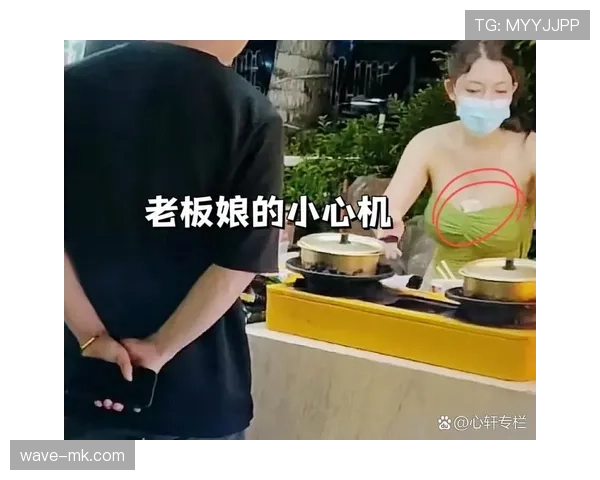 看到娜奥米·大阪拎着夜市泡面，肩头那只天价包比我房租还亮